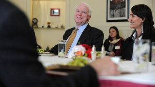 McCain az alkalmatlan nagykövetjelöltek elutasítására kéri a szenátust